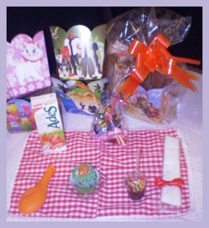 KIT DOCES SURPRESAS CACHEPOT COM MINICUPCAKE, suco 200ml, copinho brigadeiro 25ml, saquinho de guloseimas, toalha americana e decorativos.
